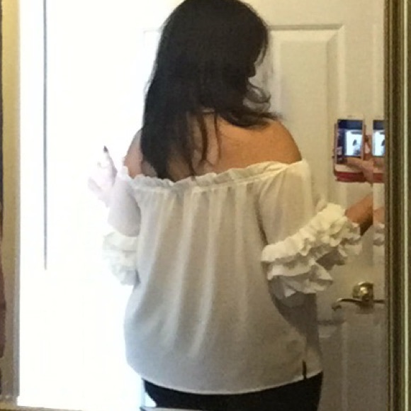 Vince Camuto off the shoulder ruffle/white texture - Picture 5 of 8